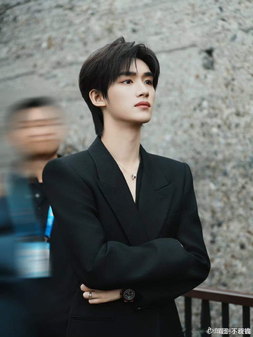 丁程鑫2025中国电影大数据荣誉之夜，这个侧颜好绝 们小丁真的颜霸[比耶][比耶