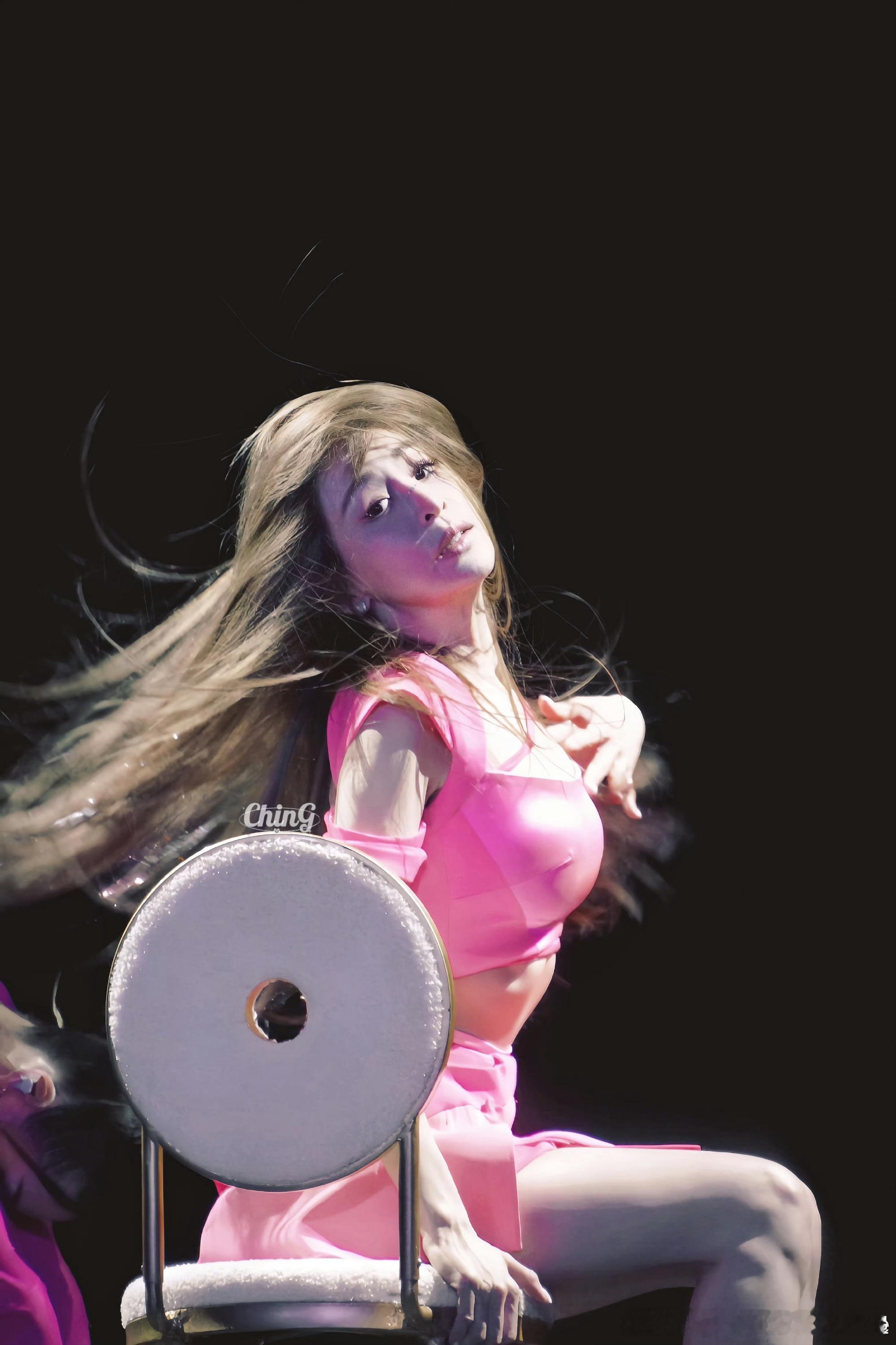 王心凌穿着婚纱唱花的嫁纱微博演出大赏 她不仅唱的是歌，更是青春、回忆与浪漫的集合