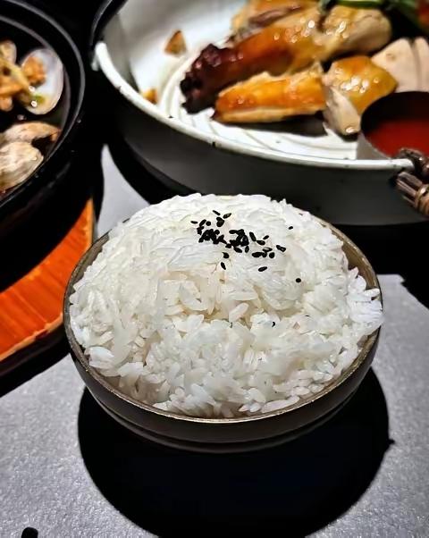 陕西渭南，7名游客爬完山到一家餐馆吃饭，点了3盆米饭和一些菜。谁知，在结账时，其