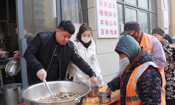 【#菏泽一饭店熬热乎大锅菜送环卫工#，已坚持了两年半】#被菏泽这碗大锅菜暖到了#