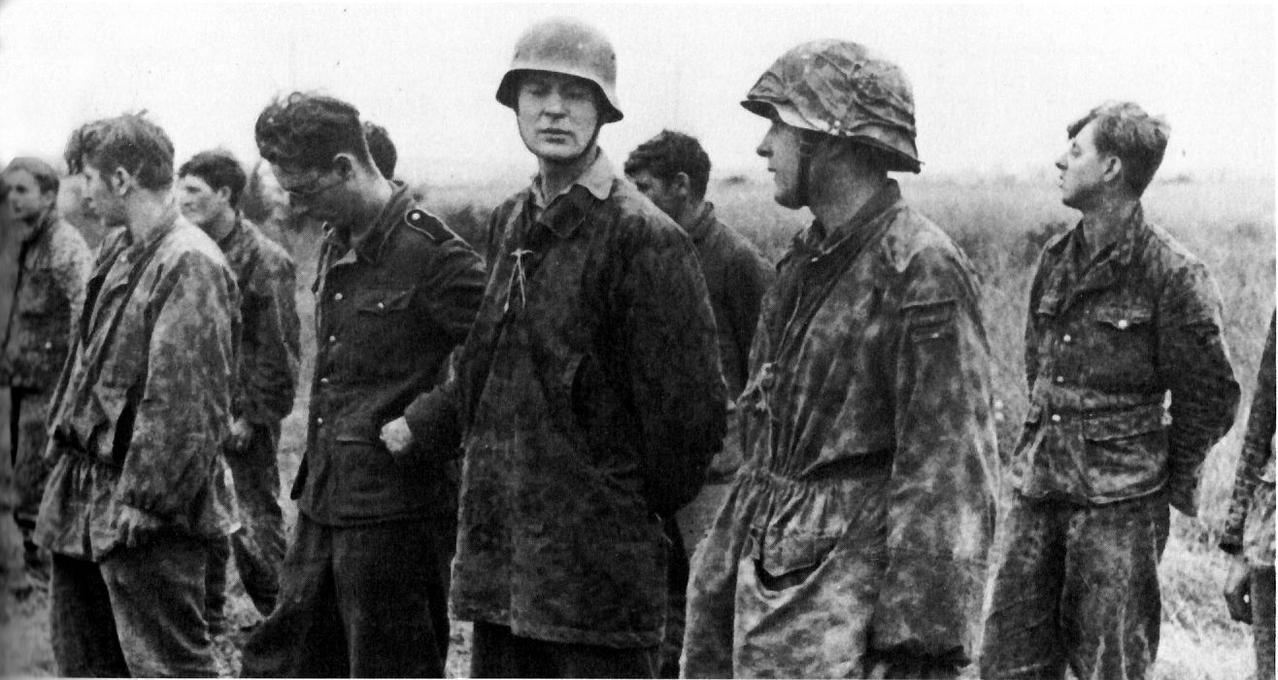 这几张是被俘的党卫军士兵画面。前三张照片里能看到一个少见的搭配：士兵穿着 “豌豆