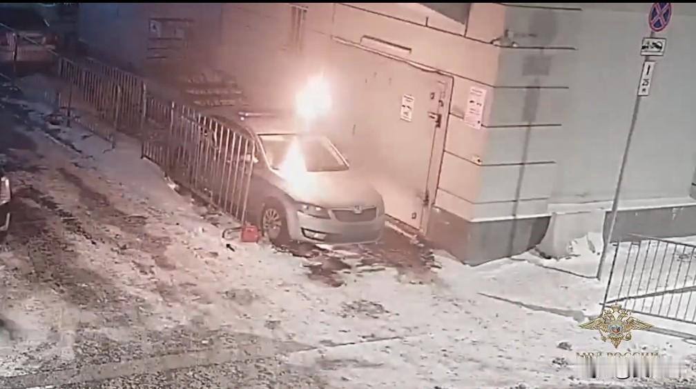 俄警方通报：莫斯科抓获两名受境外指使执行任务的人员。
 
一名19岁科斯特罗马州