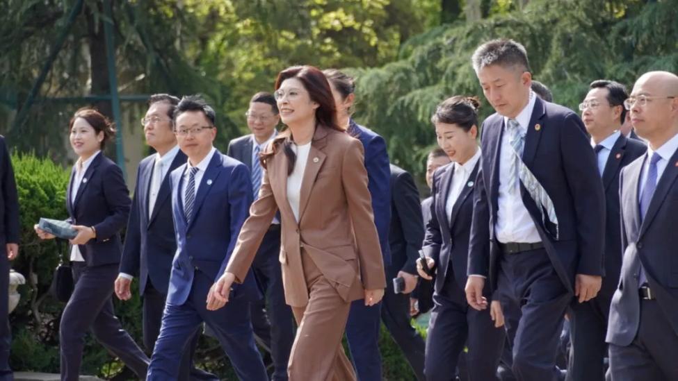 大陆做出承诺，台湾的任何党派只要承认92共识，只要承认一个中国，那么都欢迎来大陆