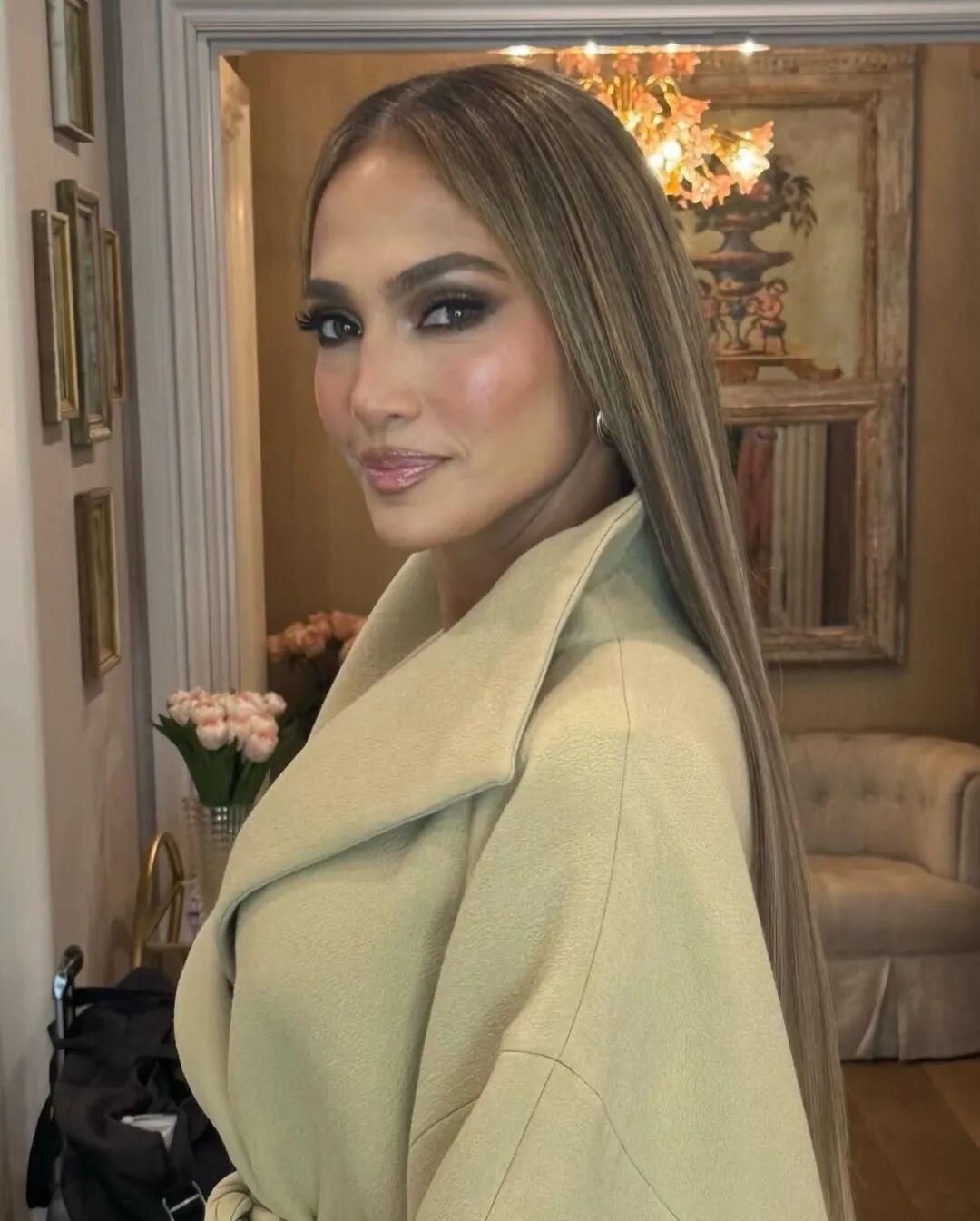 56岁中年妇女 Jennifer Lopez（詹妮弗·洛佩兹）发布最新照片。
虽