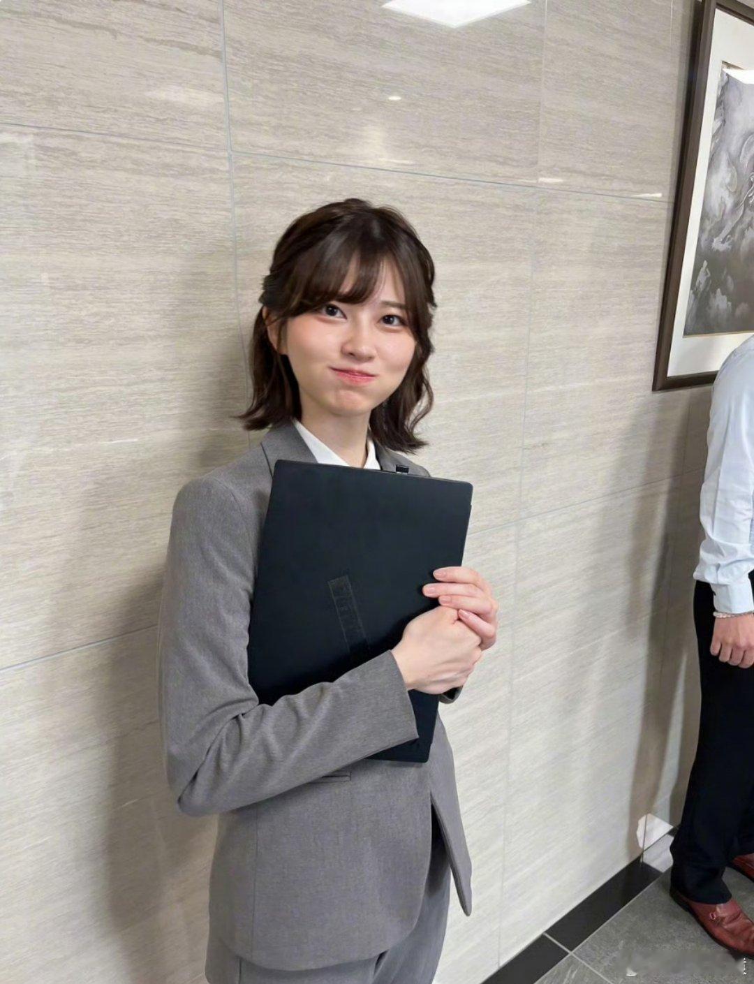 日本女生最美上班照走红刚上班大家都是这样朝气满满，但是上班久了就不是这样了。 ​