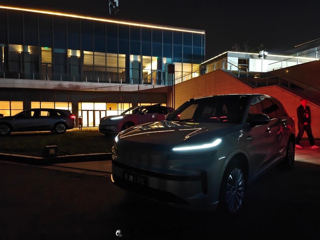 夜幕下的乐道L90，氛围灯也是一绝。除了奔驰外，新势力里的氛围灯，蔚乐萤（蔚来集