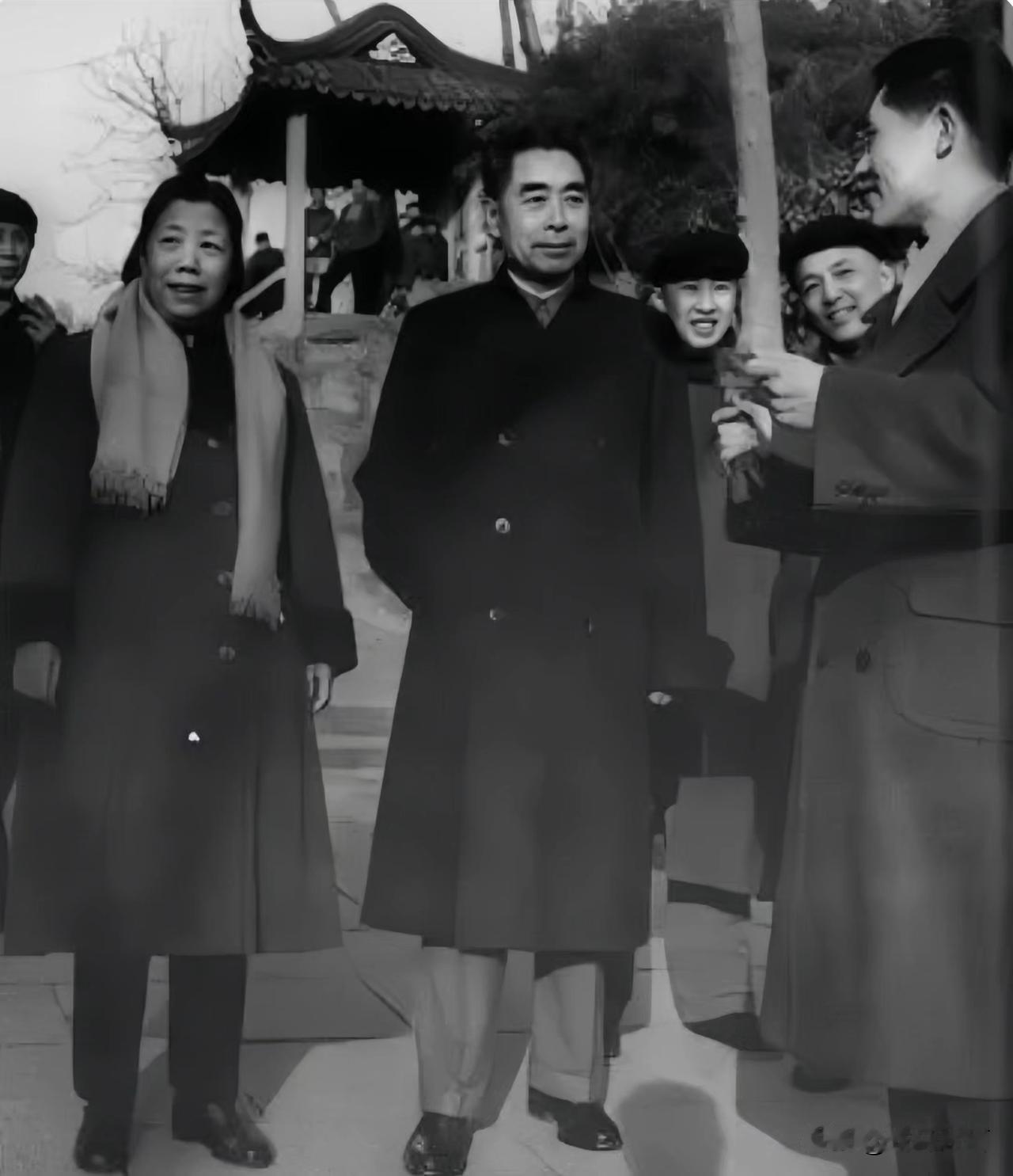 🍁1963年2月，周恩来与邓颖超在苏州游园时，拒绝免费招待，亲自清点随行人数并