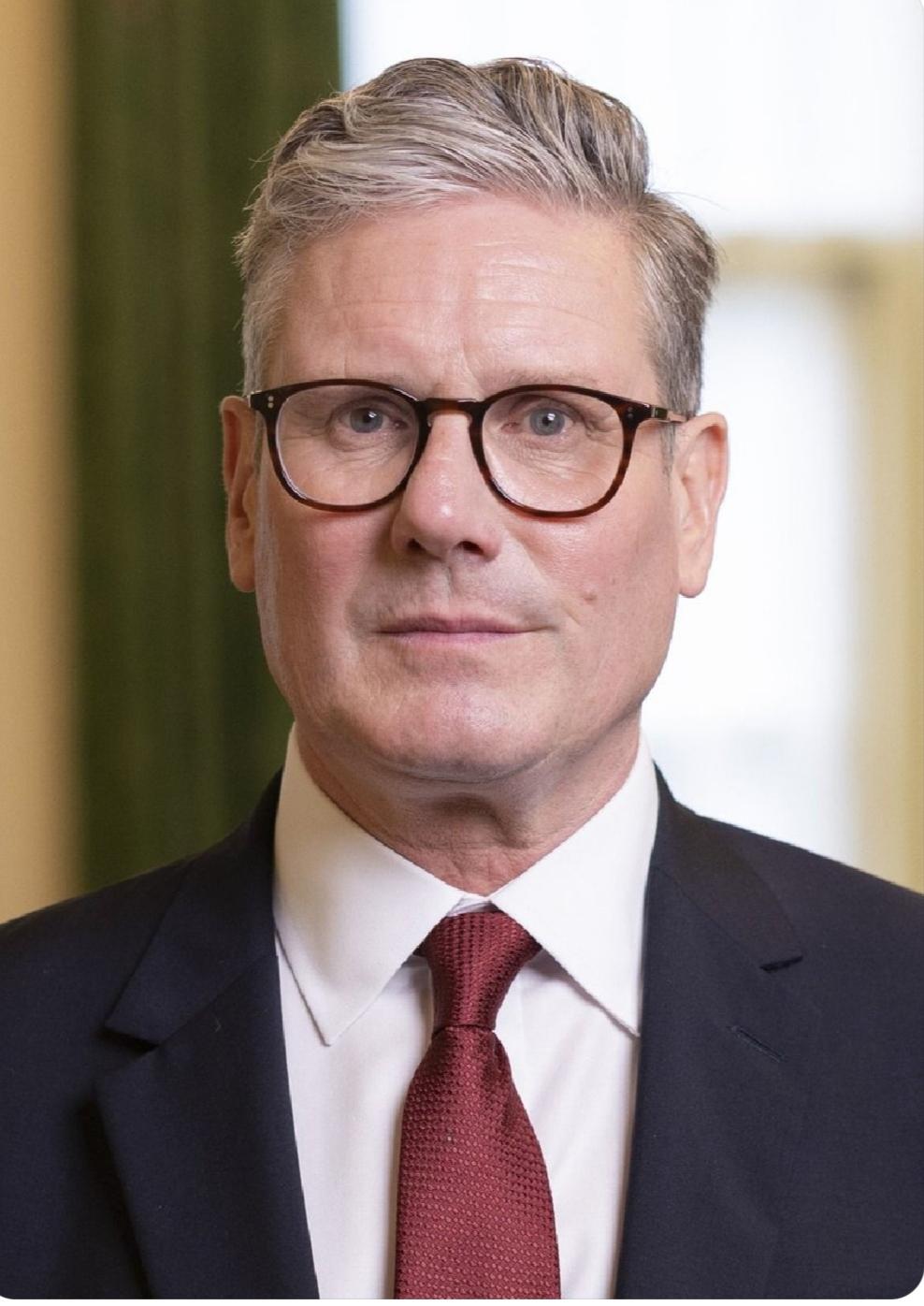 英国首相基尔·斯塔默（Keir Starmer）今天宣布辞职了。
他在唐宁街10