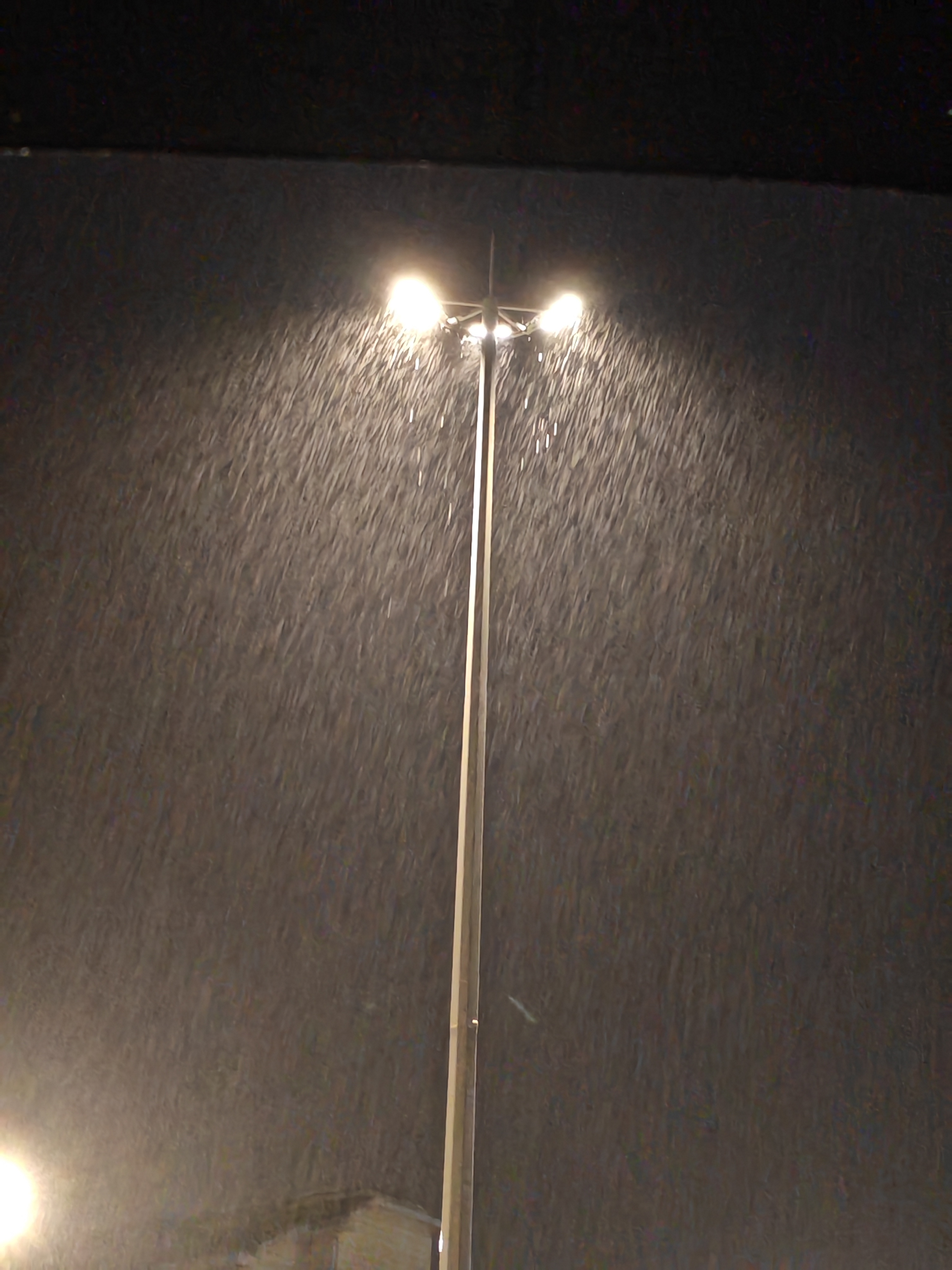 写到这会儿感觉可以吃个早餐然后补补个觉啊。出来之后发现想吃的店没开门，开了门的还