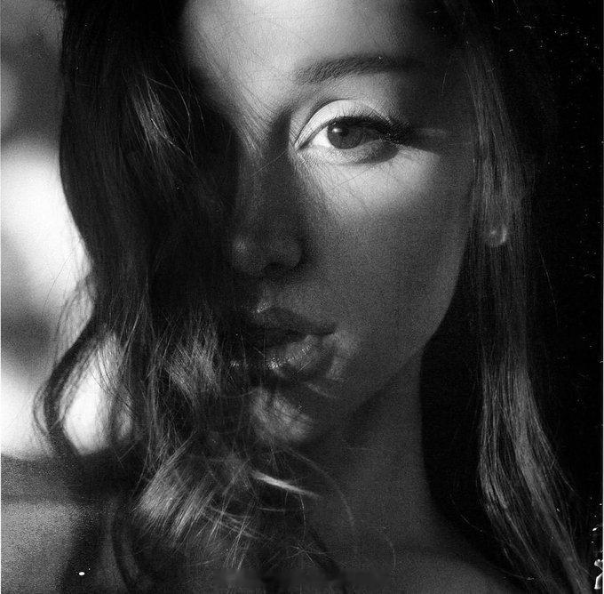 ArianaGrande 【Ariana Grande新专辑首周预测冲击个人生涯
