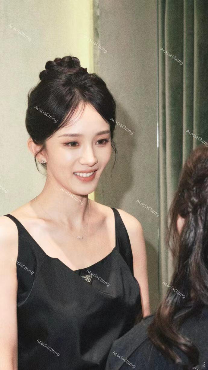 杨幂接住了粉丝的的爱意和善意杨幂伸手挡 杨幂伸手挡，杨幂接住了粉丝的的爱意和善意
