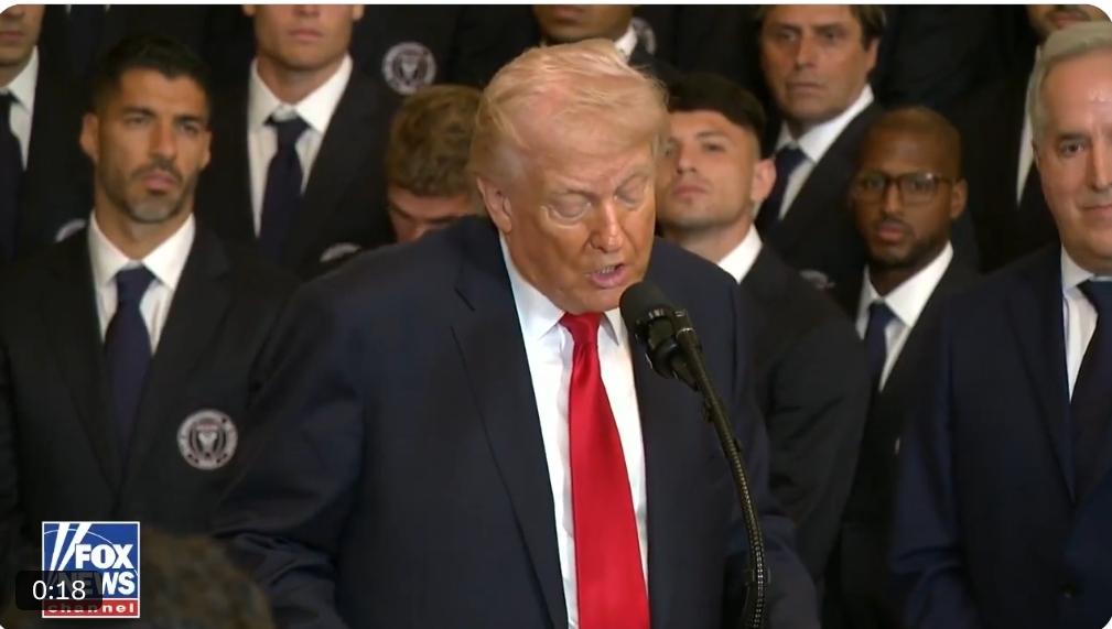 特朗普最新表态：“我再次呼吁伊朗革命卫队、军队和警察的所有成员放下武器。”

“