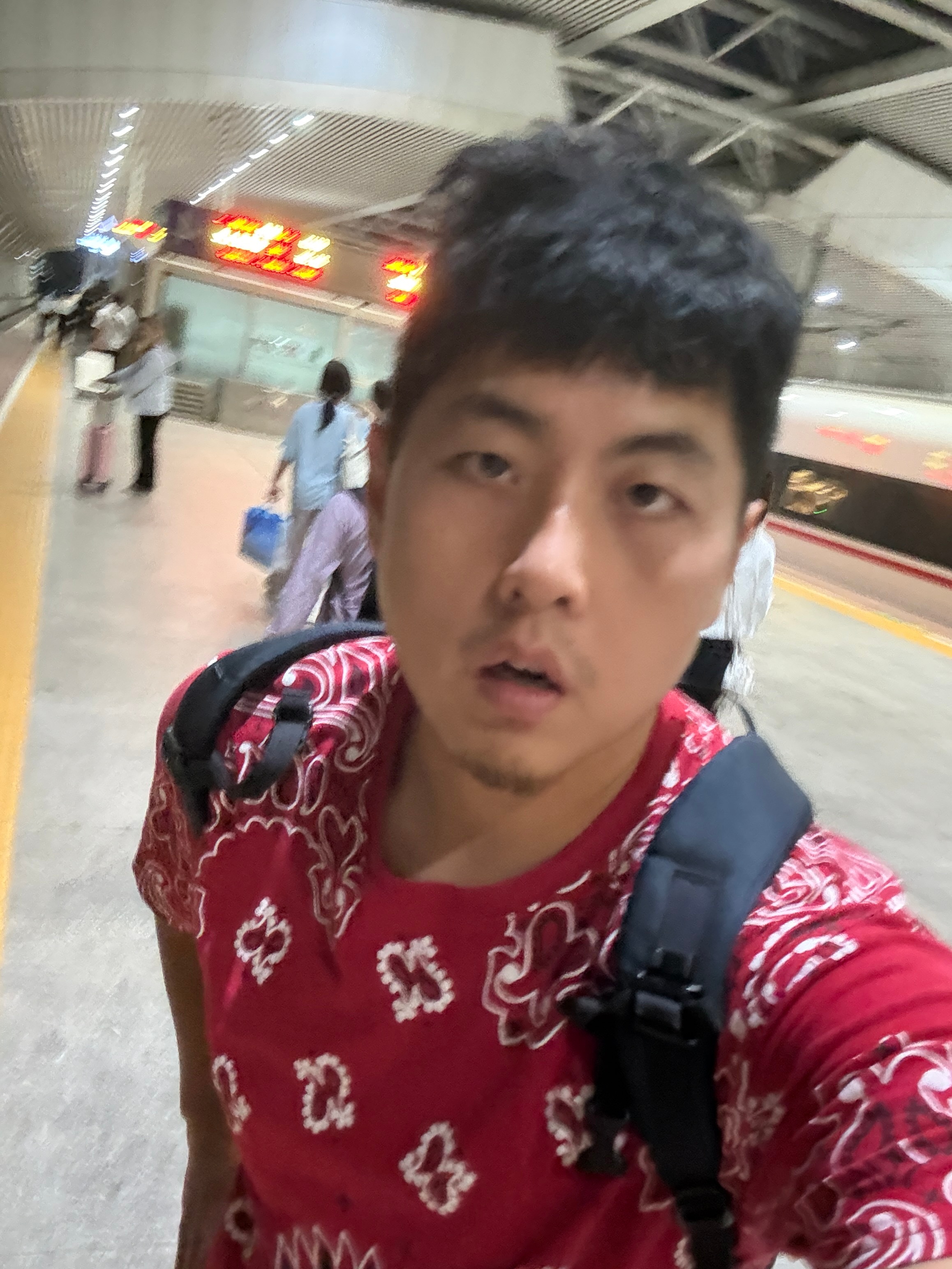 深圳下车，对面，正好就是去西九龙的车直接上车，完美～ 