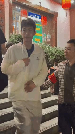 陈俊菘也到玉桥餐厅用餐啦！
玉桥餐厅因为头哥常去那里用餐，被网友称为国乒福地。