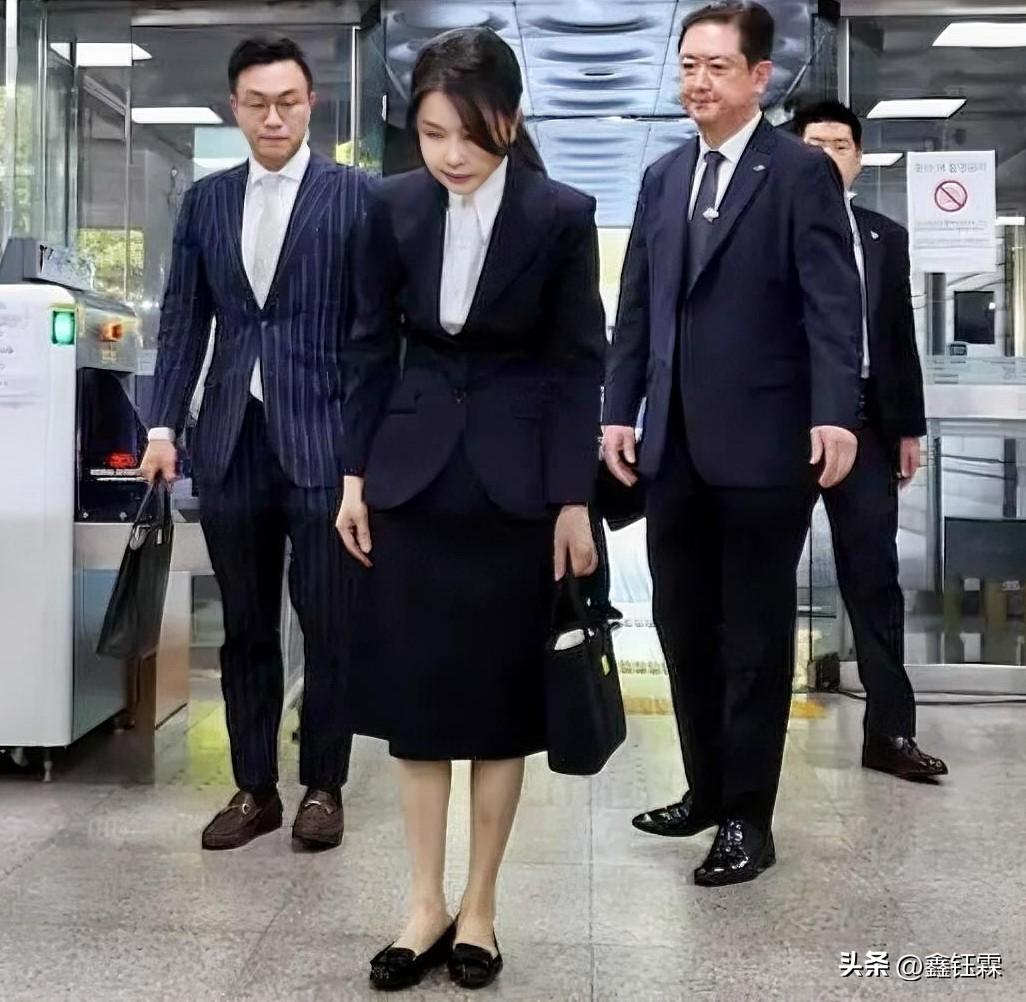 收受两只香奈儿手提包，她承认了！

据韩国朝鲜日报11.5日报道：韩国前总统夫人