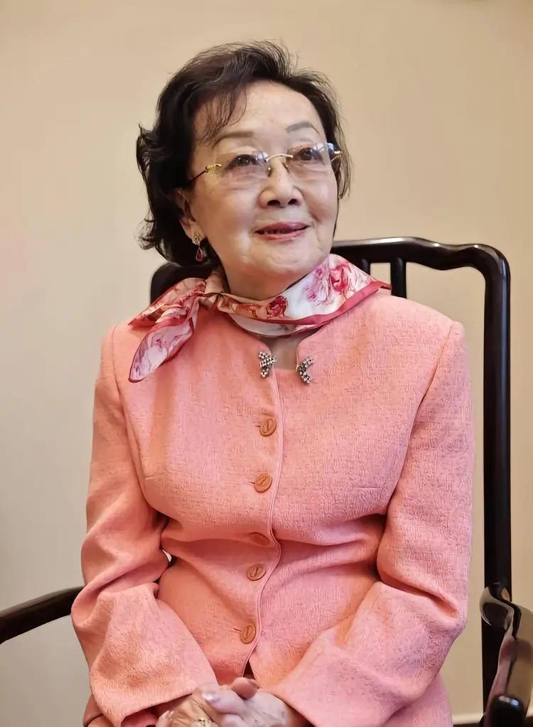 张素久出生于1935年，1947年1月进入明德女中读初中，1949年跟随父亲到了