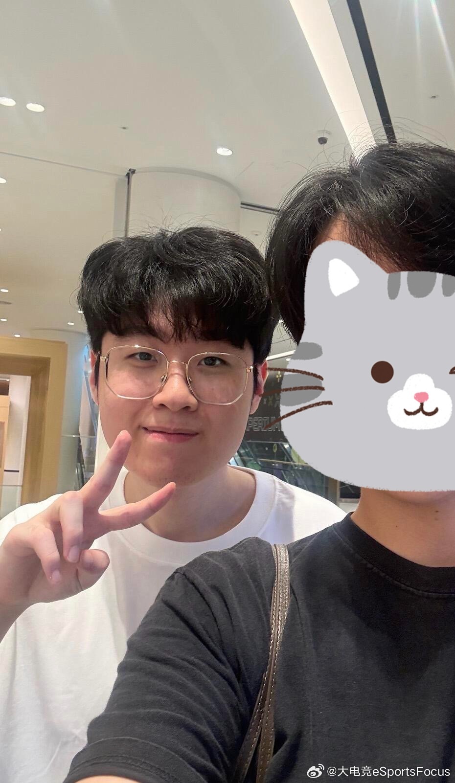 网友偶遇Zeus！以及第三张默默路过的Kanavi和Gumayusicr.朴灿 