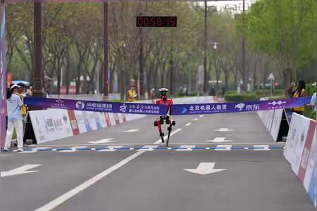 离谱！机器人半马跑赢人类，荣耀直接包场前六

北京亦庄机器人马拉松上，荣耀机器人