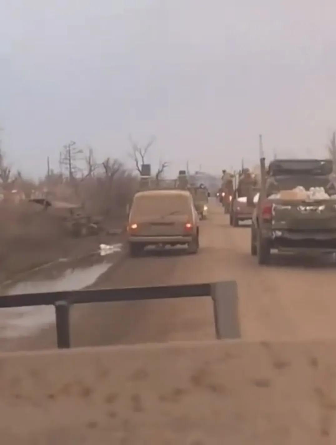 在战区的俄军车队间距不再像之前那么拉的很开，而是非常小，这表明乌军炮火和无人机的