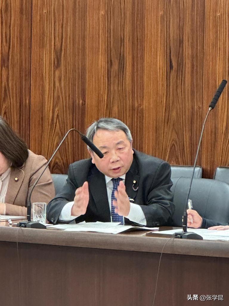 汉奸、日本参议员石平今天发文说：“今天我出席了参议院国际事务研究委员会的会议。一