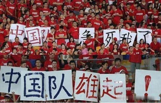日本队4比0狂胜突尼斯，世界排名直接飙到第16，稳坐亚洲头把交椅。

你说奇怪不