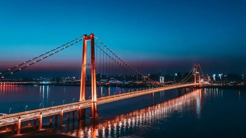 “洪湖水，浪打浪，洪湖岸边是家乡，清早船儿去撒网，晚上回来鱼滿仓”，武汉不但是一