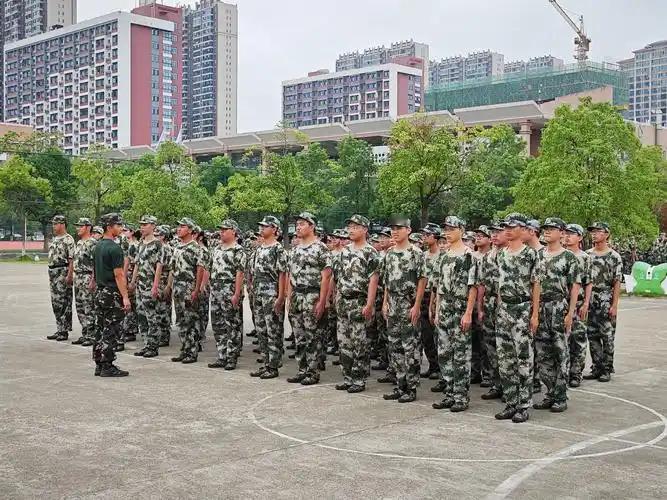 大学从一二一开始到三二一结束正步声犹在耳，转眼已是行李轮滚动声。从烈日下的迷彩，