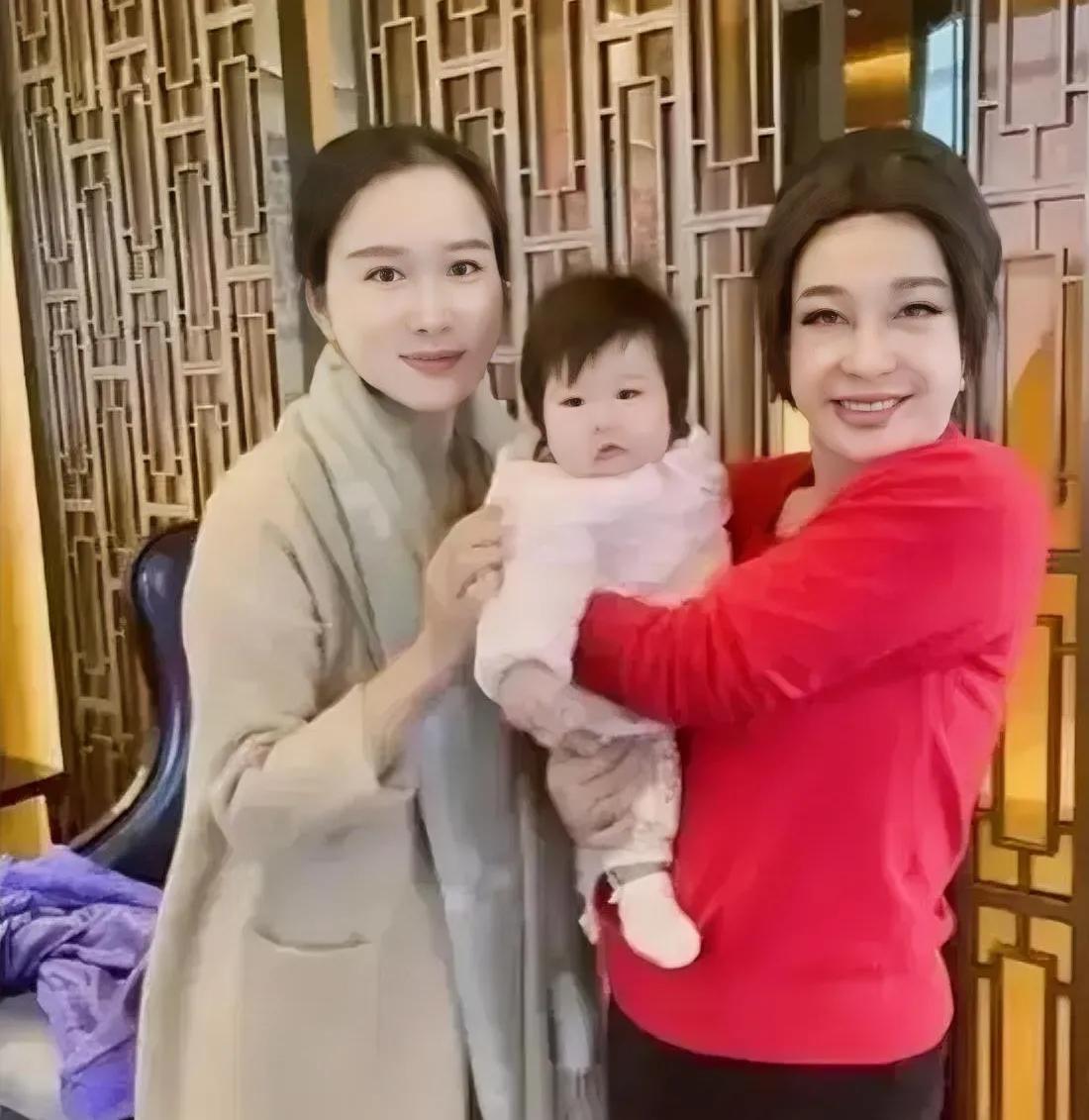 刘晓庆去哪都是热点，她会客老友张纪中，与张纪中的妻子女儿一起合影，70多岁的人和