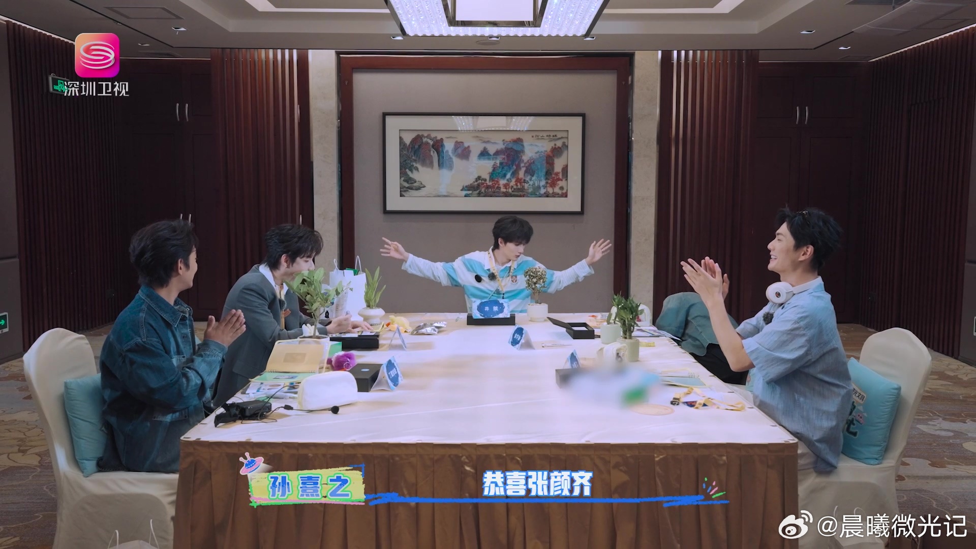 盘点《宇宙帮帮忙》汕头站名场面之丁真递笔：张颜齐说我黑化了，井胧说弹劾店长，余宇
