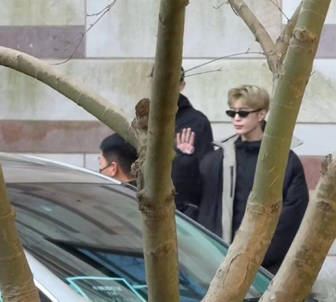 宇宙闪烁请注意路透曝光范丞丞身影，飞行嘉宾身份正式公开，惊喜加盟收获诸多关注。范