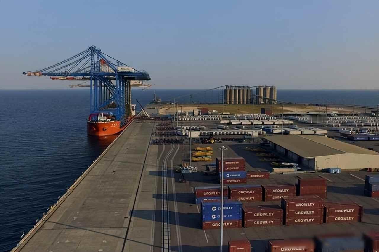 美国港口等中国吊机，政客查“间谍”，码头却靠它吃饭

去年底，一台叫“振华29号