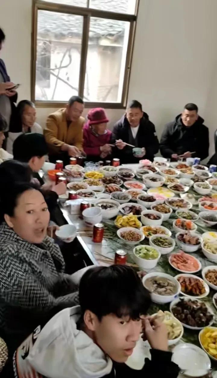 我想知道，中间的菜怎么才能吃到