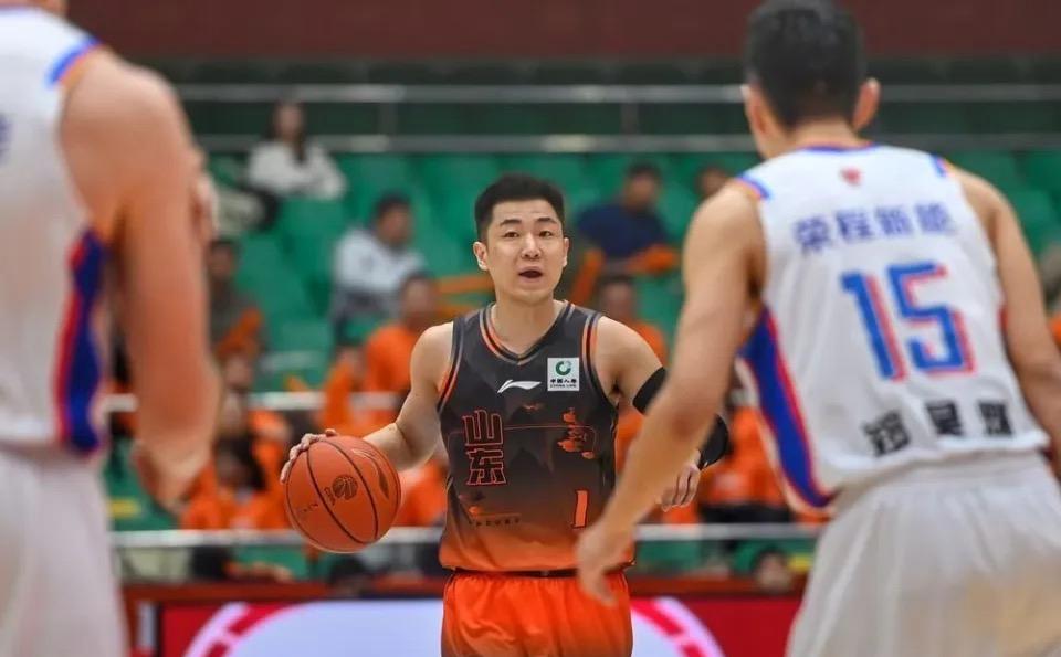山东男篮56:39领先广东，外线奇兵拯救邱彪：1、山东开局利用广东内线垮塌的优势