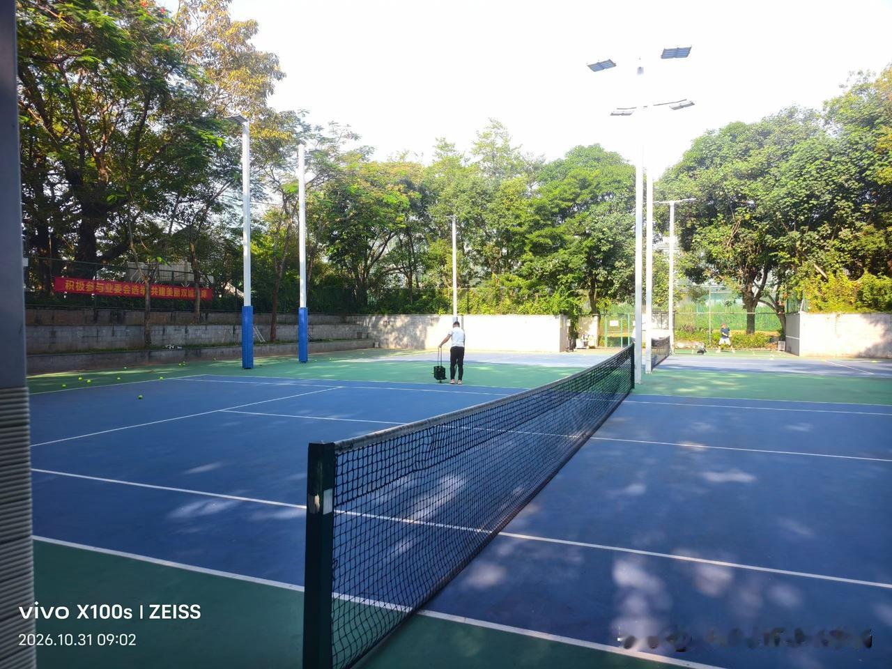 晨光，球场，开练。感谢老友督促，让我没错过今早的阳光和球场。🎾☀️

​