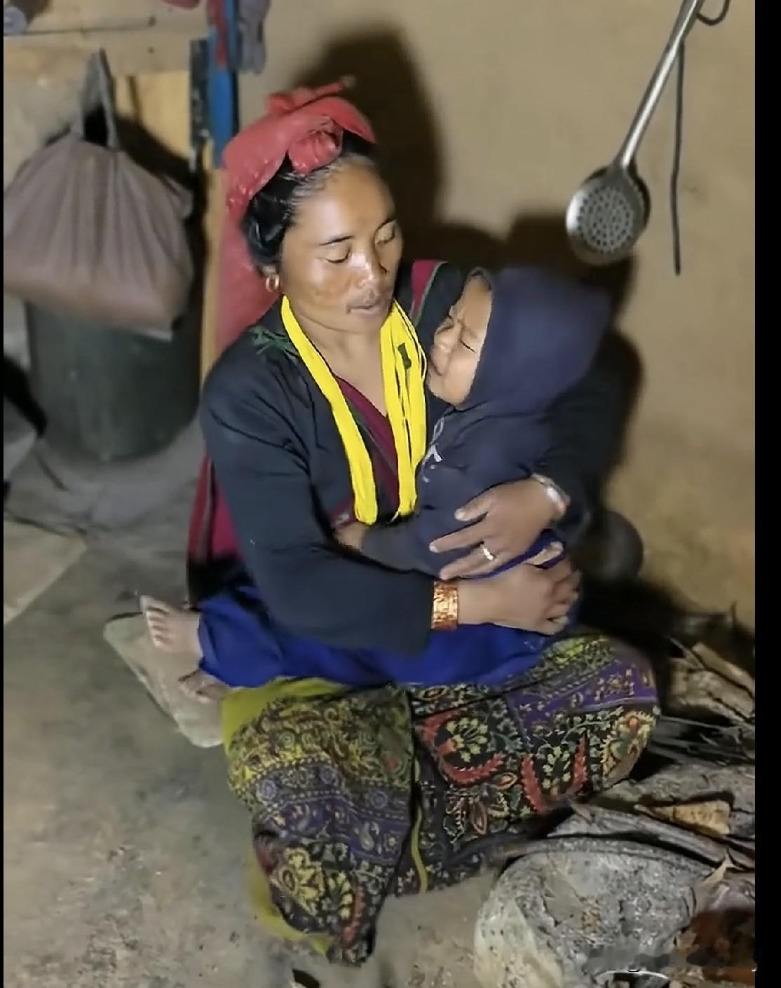 翠花抱姐姐家的孩子，引起粉丝朋友强烈不满，她从没这样抱过三妹。做人做事，一定要多