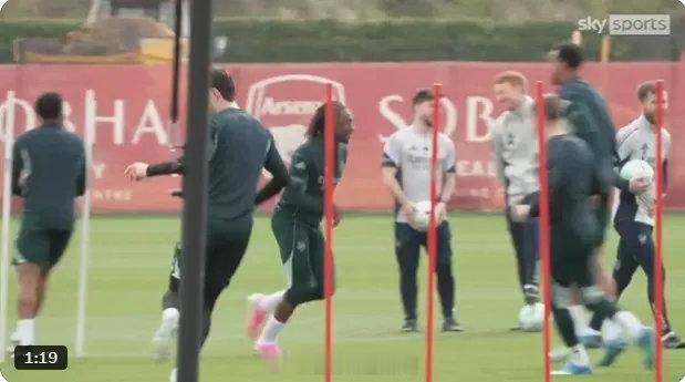 埃泽参加了周四的团队训练，不过视频中看，萨卡、廷贝尔和厄德高缺席了训练。因卡皮耶