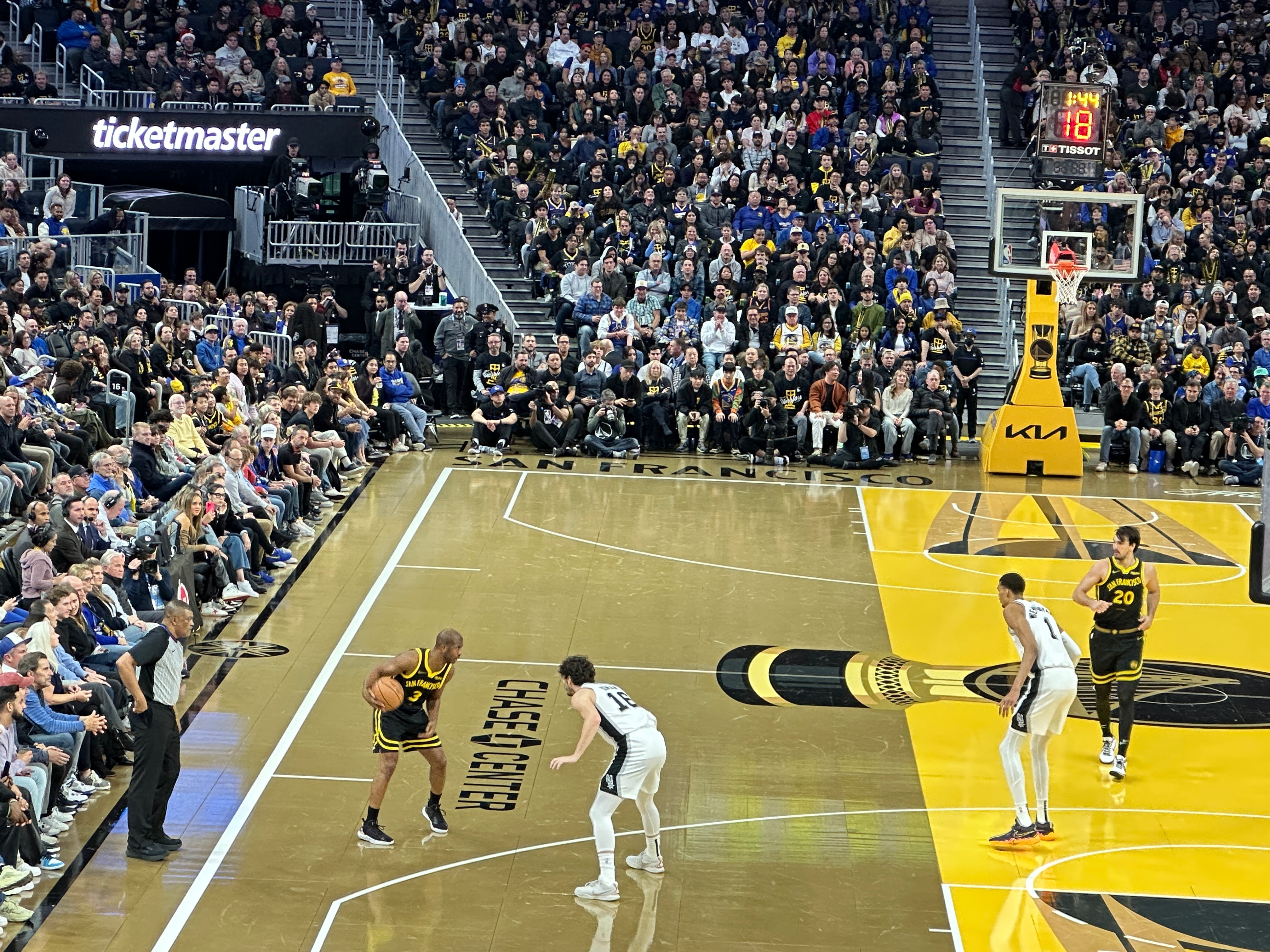 这大屁股太显眼了我的观赛搭子我的篮球青春有老炮