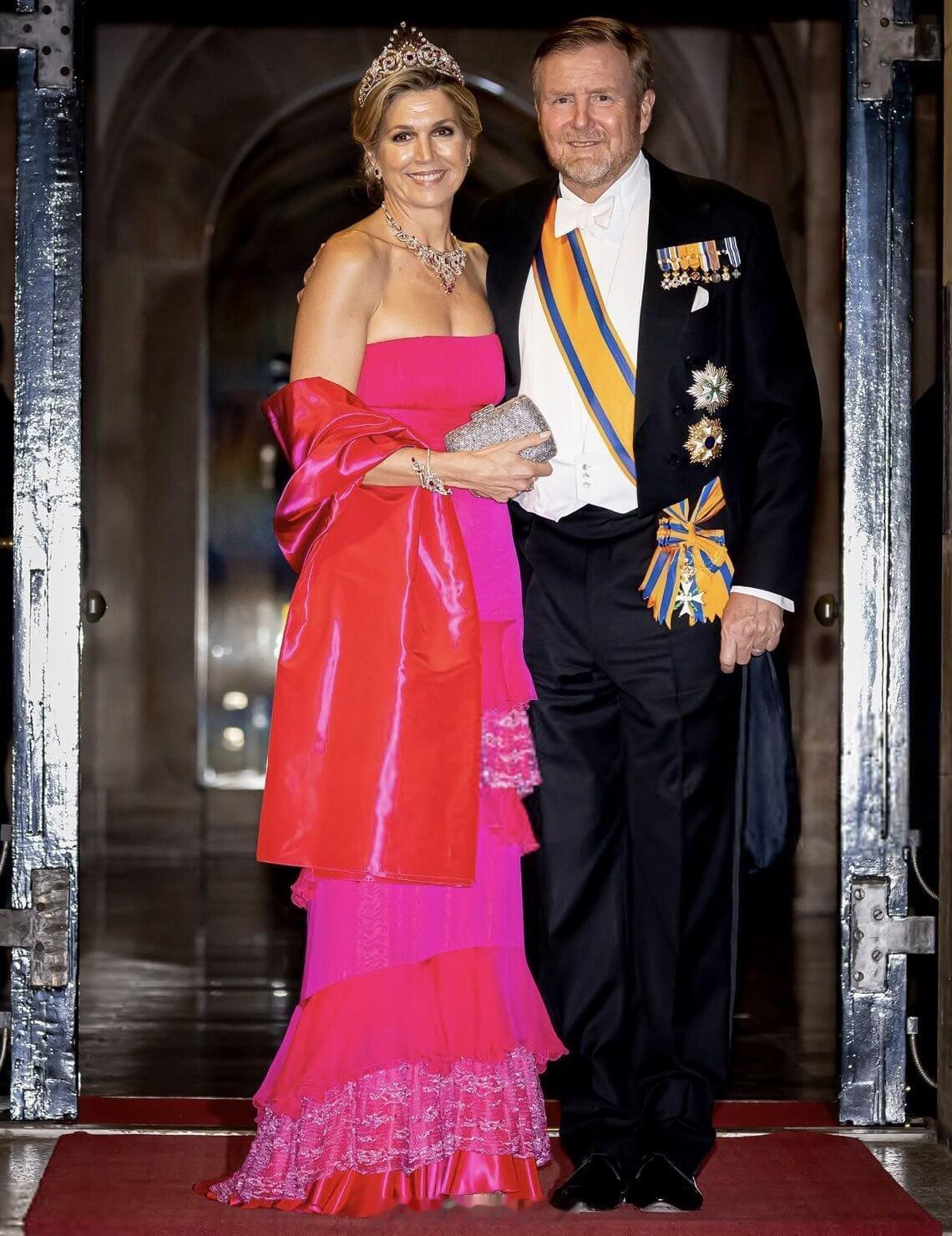 4.23 荷兰国王威廉-亚历山大和玛克西玛王后出席外交接待晚宴，玛克西玛这条晃得