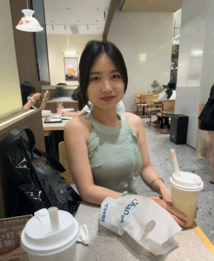 自信的女人就爱展示自己，走到哪都要记录自己的美！