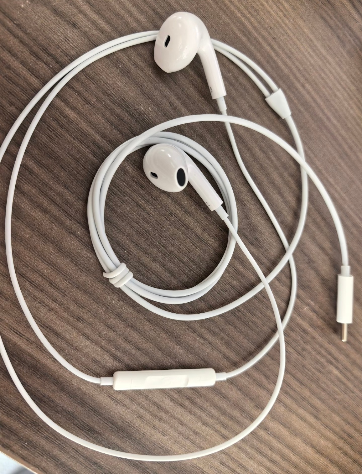 有线耳机爆火原因 时尚是一个轮回，还有就是它不用充电，不过，我一般只在电脑上都是