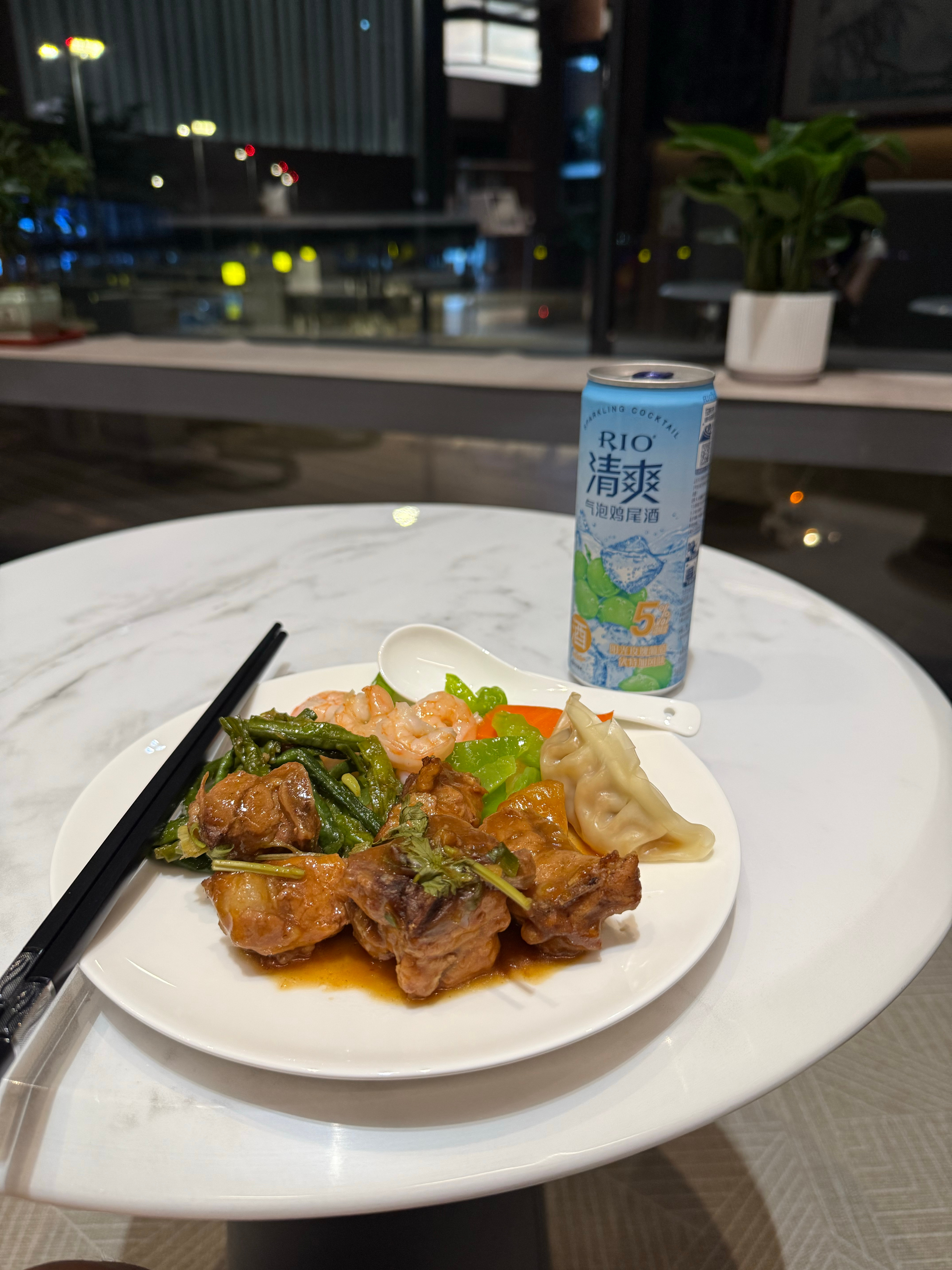 太牛了！烟台新开的山航休息室太牛了！啥也不说了，炫就完了。排骨太好吃了，芸豆面太