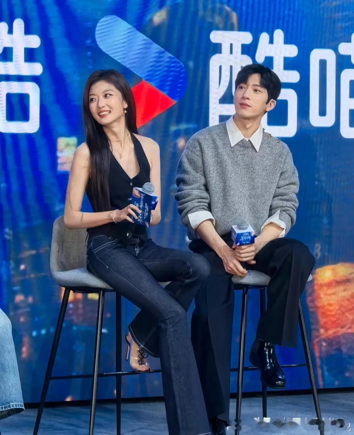 孙千和好友遛弯被偶遇，人群中高挑出众，网友发现她连跟腱都完美 ​​​