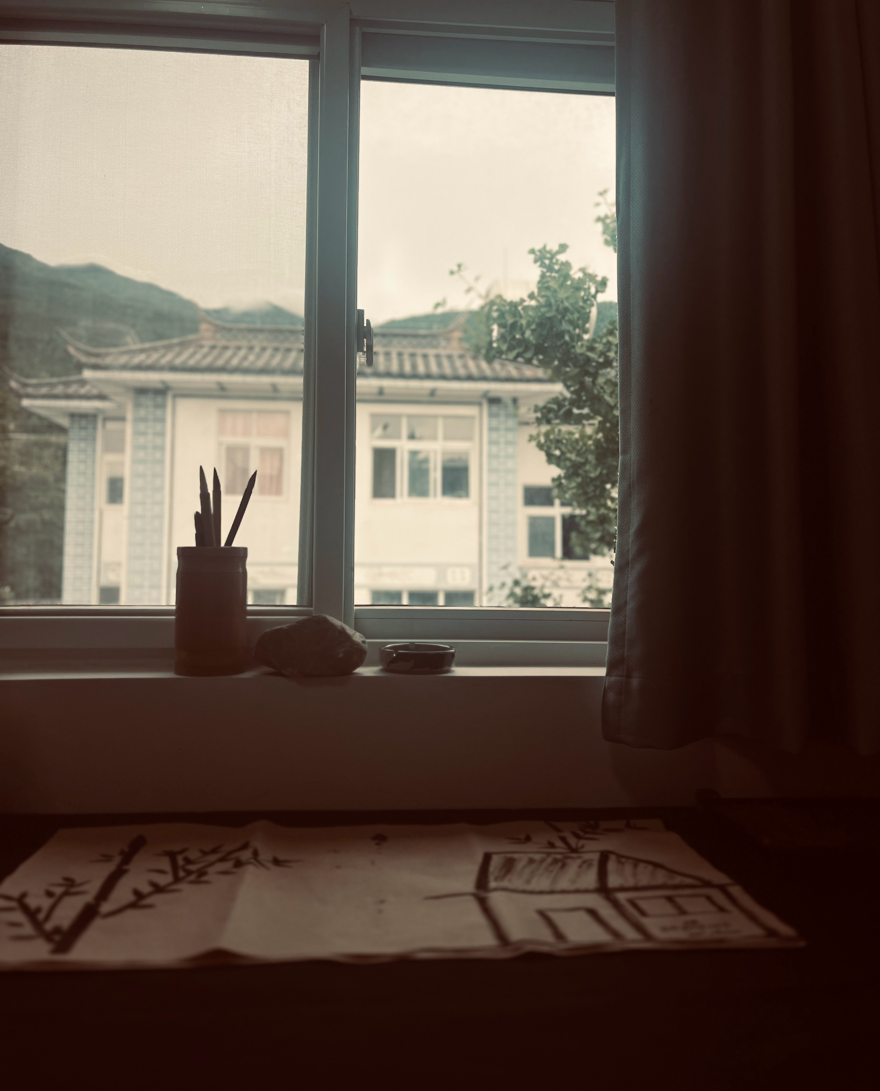 雨阴天，集市上依然叫卖不绝。新鲜的枣、梨、桃，还有泰国这个季节时令的山竹，和榴莲