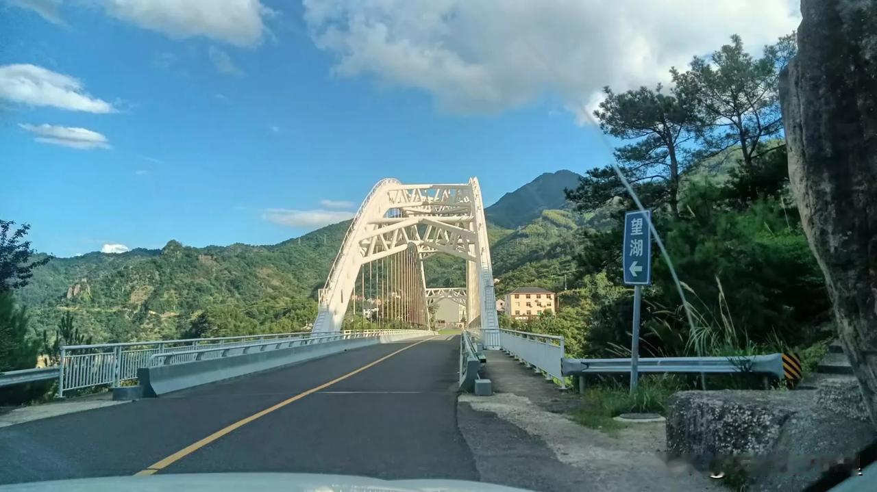 今天浙北平原地区中午的户外温度在38度，我驱车来到了位于杭州临安的浙西天路，虽然
