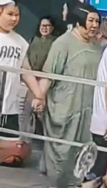 德云社班主郭德纲王慧郭汾阳一家人。这一家人从外形上来看才是正儿八经的地主地主婆和