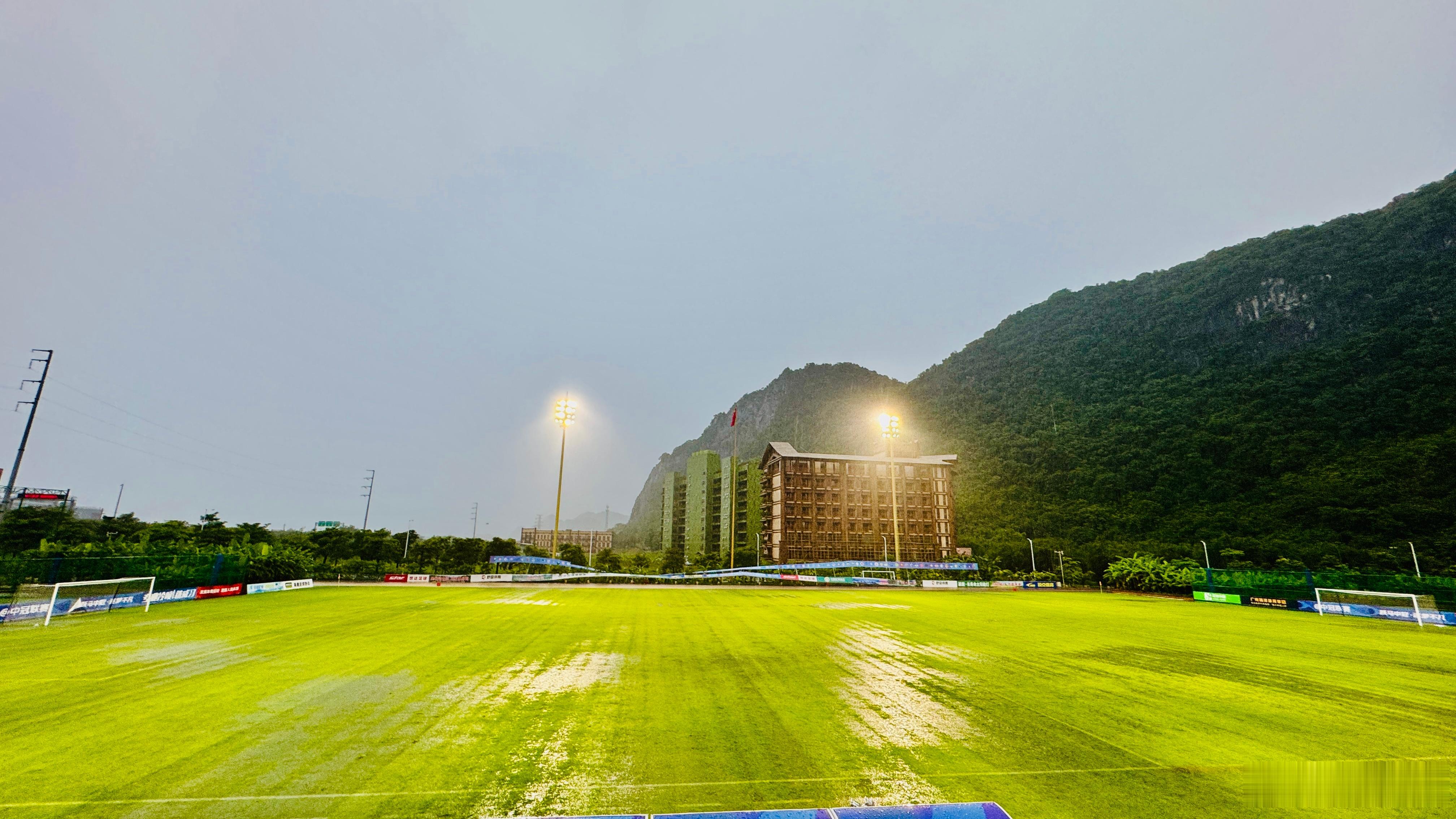 【通知】大雨滂沱，场地积水严重，广东晨星创尔特比赛因故取消，改到9号再踢，球队接
