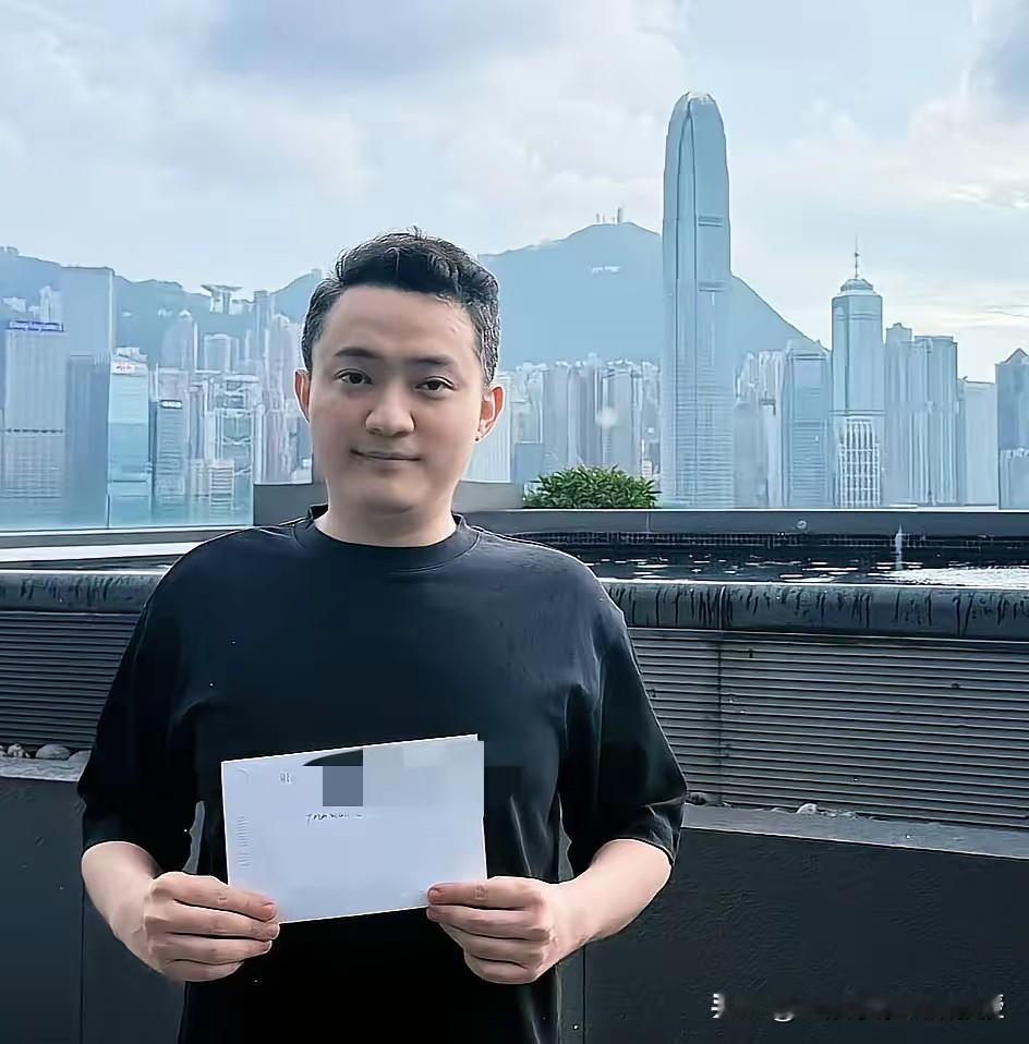 孙宇晨晒出香港现场照片自证，这一幕看得令人唏嘘。遥望着大陆，就是不能回来。
 