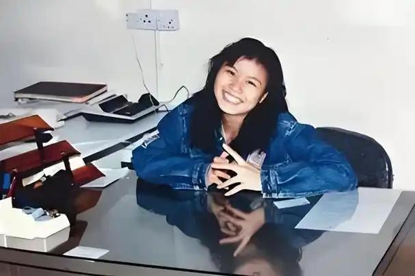 无数女性的上桌都在证明女人干一行行一行。
蓝思科技创始人周群飞坐在一群男人中，才