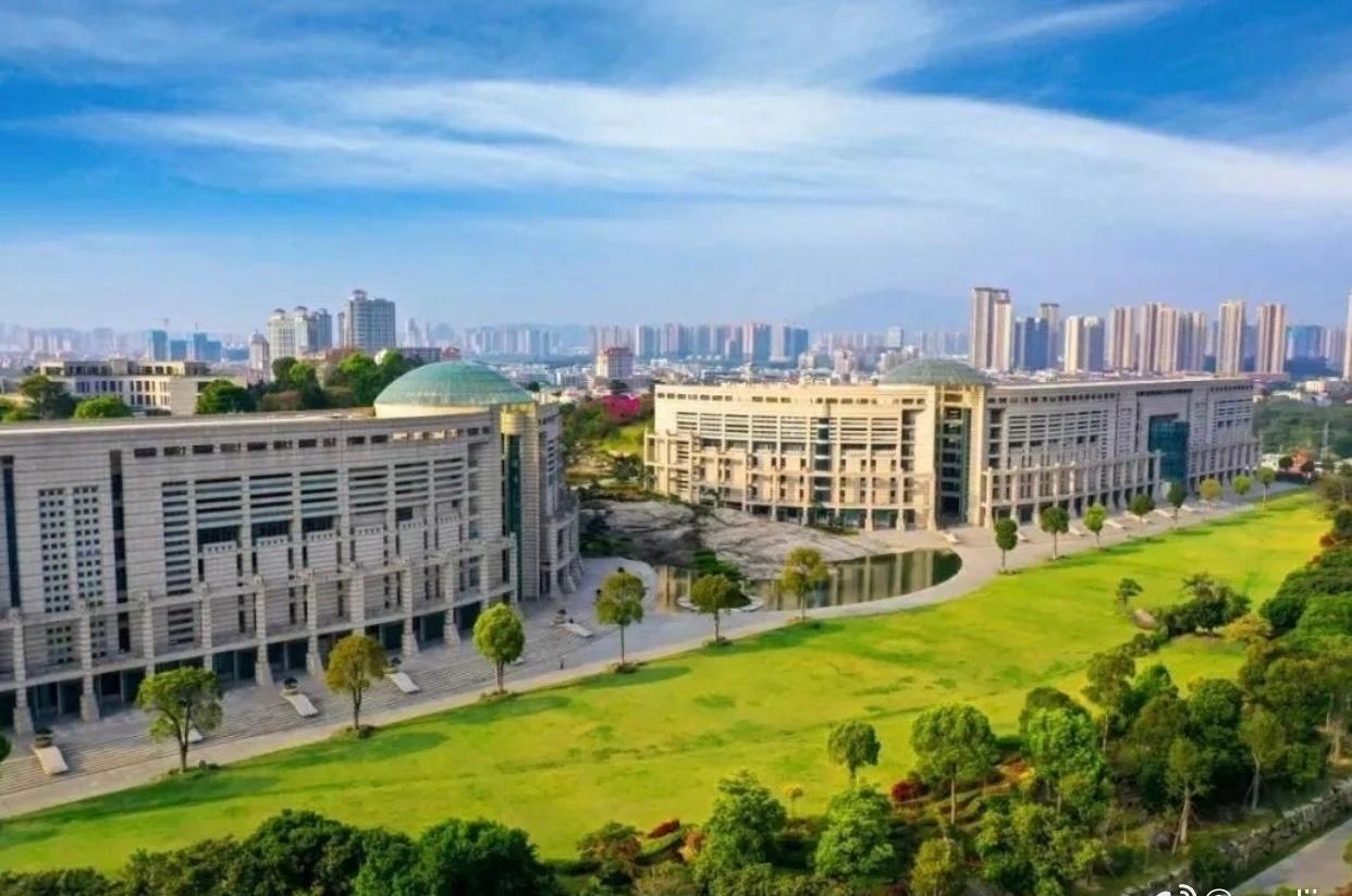 在历史与现代交融的东亚文化之都——泉州，有一所孕育信息技术人才的高等学府：泉州信