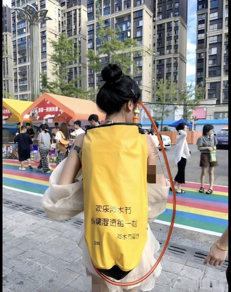 刚买的新书包 ，不可能明天再买吧